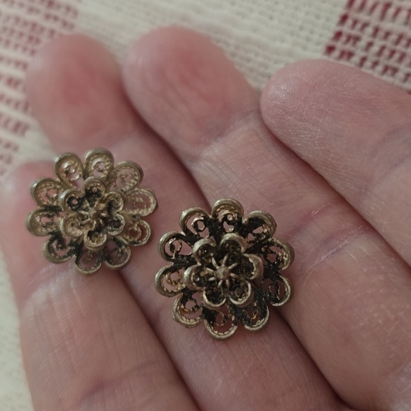 Vintage Silver Flower Earrings - EUC - Picture 2 of 5